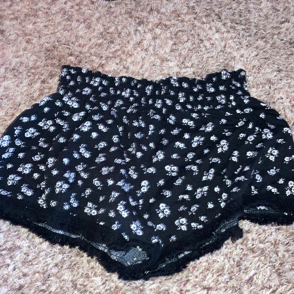 LOOSE FLOWYVBOOTY SHORTS